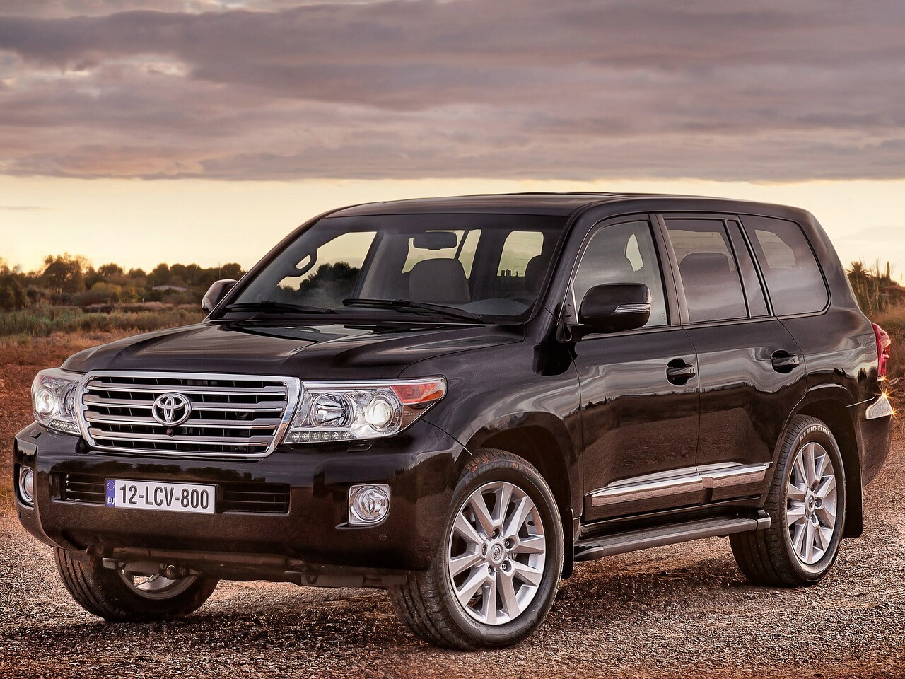 Toyota Land Cruiser 200 4.6 AT Люкс (7 мест): Три четверти спереди на закате