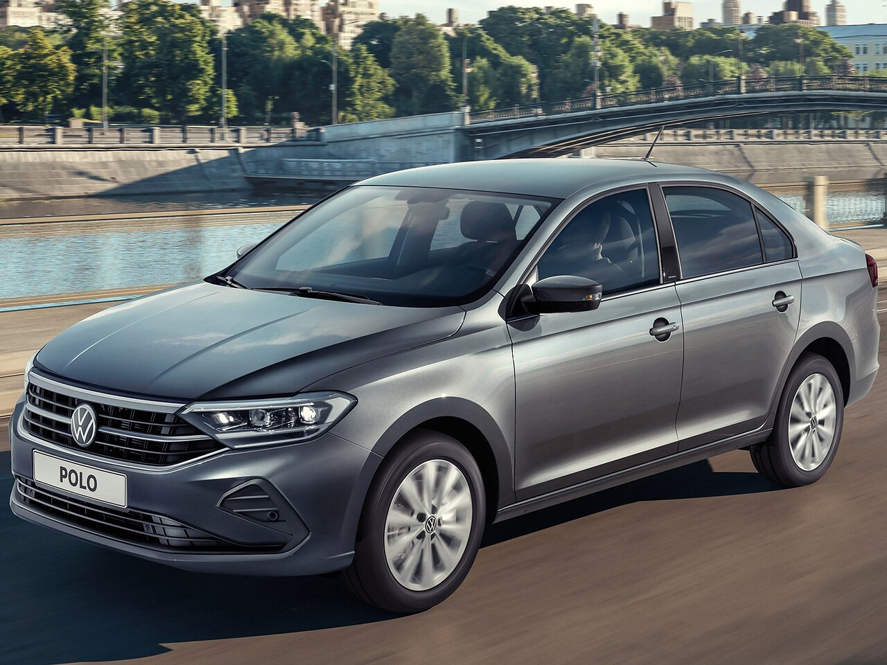 Volkswagen Polo лифтбек (VI поколение, 2020 - 2022 г.в.): вид спереди сбоку у реки