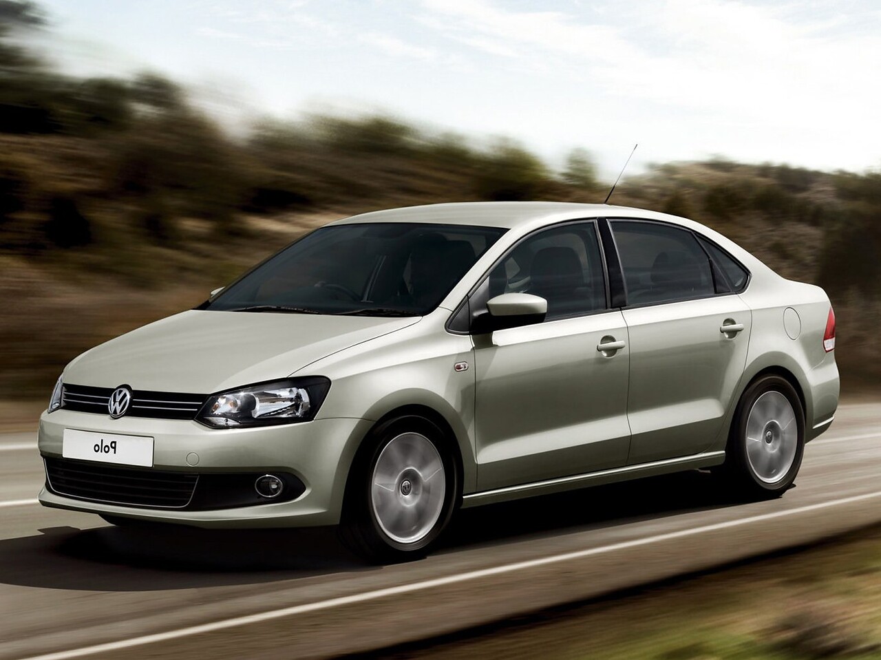 Volkswagen Polo седан (V поколение, 2010 - 2015 г.в.): вид спереди сбоку в движении