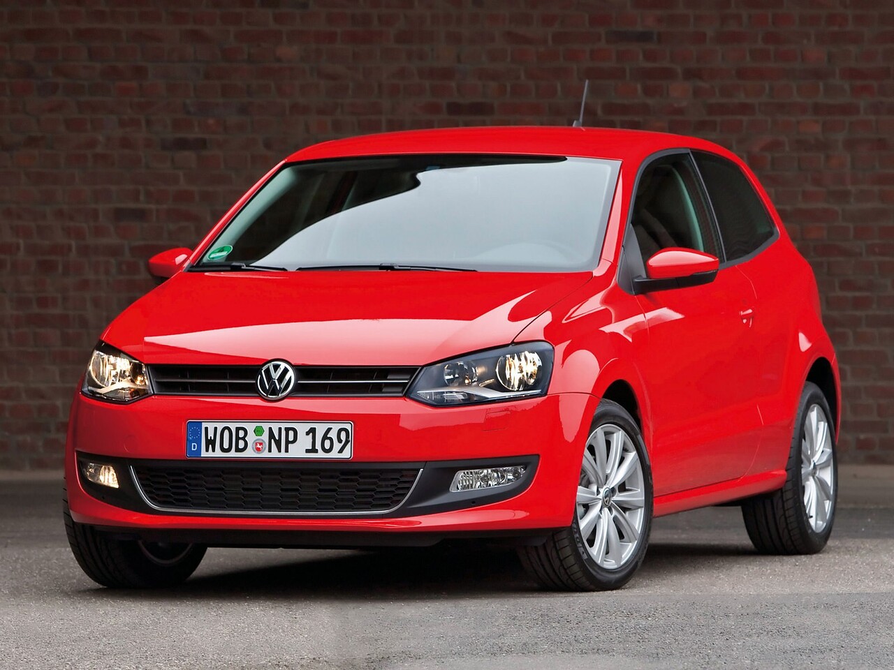 Volkswagen Polo Хэтчбек (V поколение, 2010 - 2015 г.в.): вид спереди сбоку на сером фоне