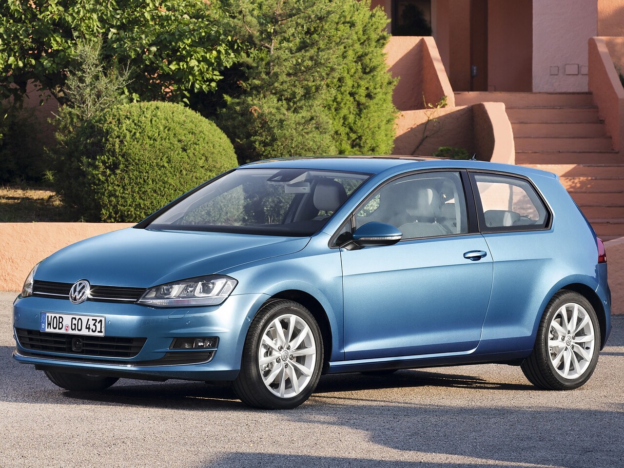 Volkswagen Golf 3-дв. 1.4 (150 л.с.) AT Highline: вид спереди сбоку у здания
