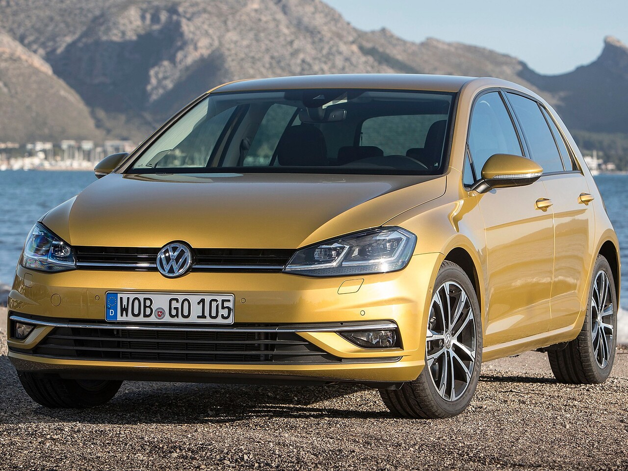 Volkswagen Golf хэтчбек 5-дв. 1.4 AT R-Line: вид спереди сбоку на фоне гор