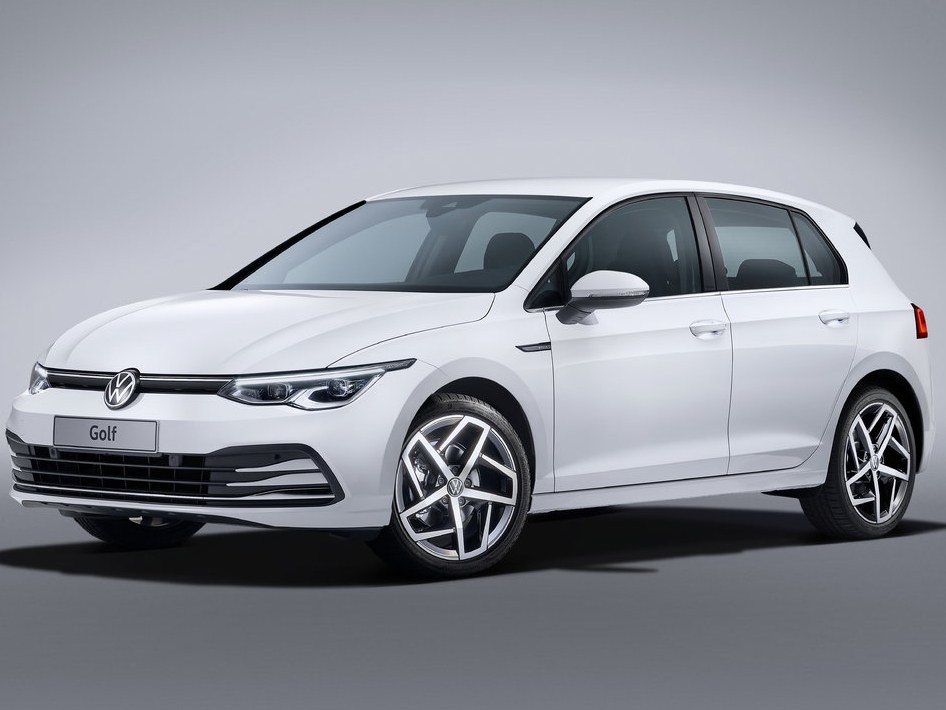 Volkswagen Golf (VIII поколение, 2019 - 2022 г.в.): вид спереди сбоку на сером фоне
