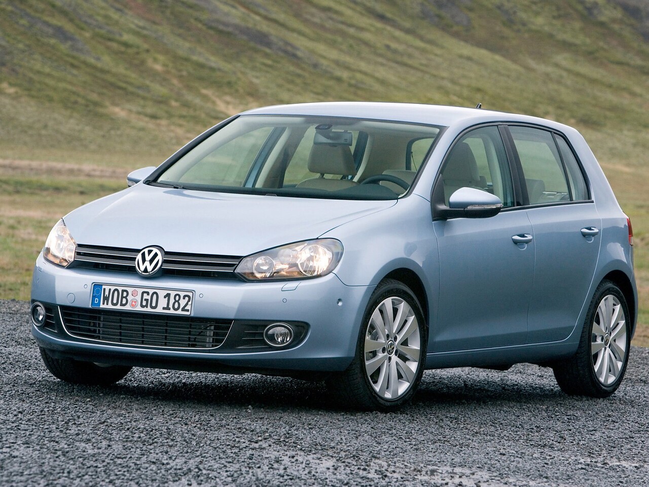 Volkswagen Golf Хэтчбек (VI поколение, 2009 - 2012 г.в.): вид спереди сбоку на гравии