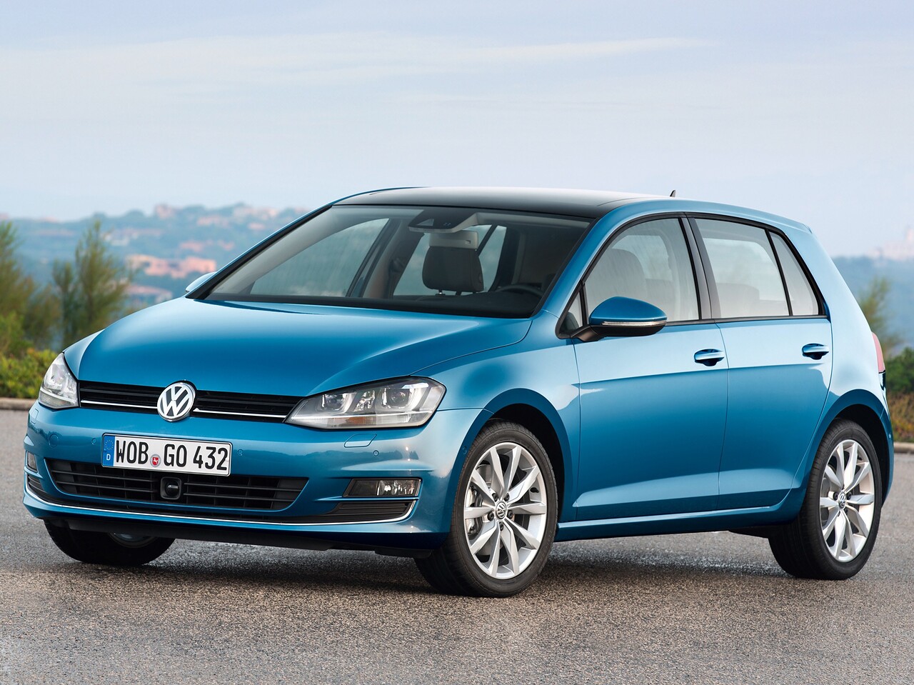 Volkswagen Golf 5-дв. 1.6 AT Highline: вид спереди сбоку