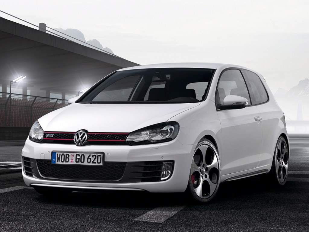 Volkswagen Golf GTI хэтчбек 3-дв. (VI поколение, 2009 - 2013 г.в.): вид спереди сбоку на асфальте