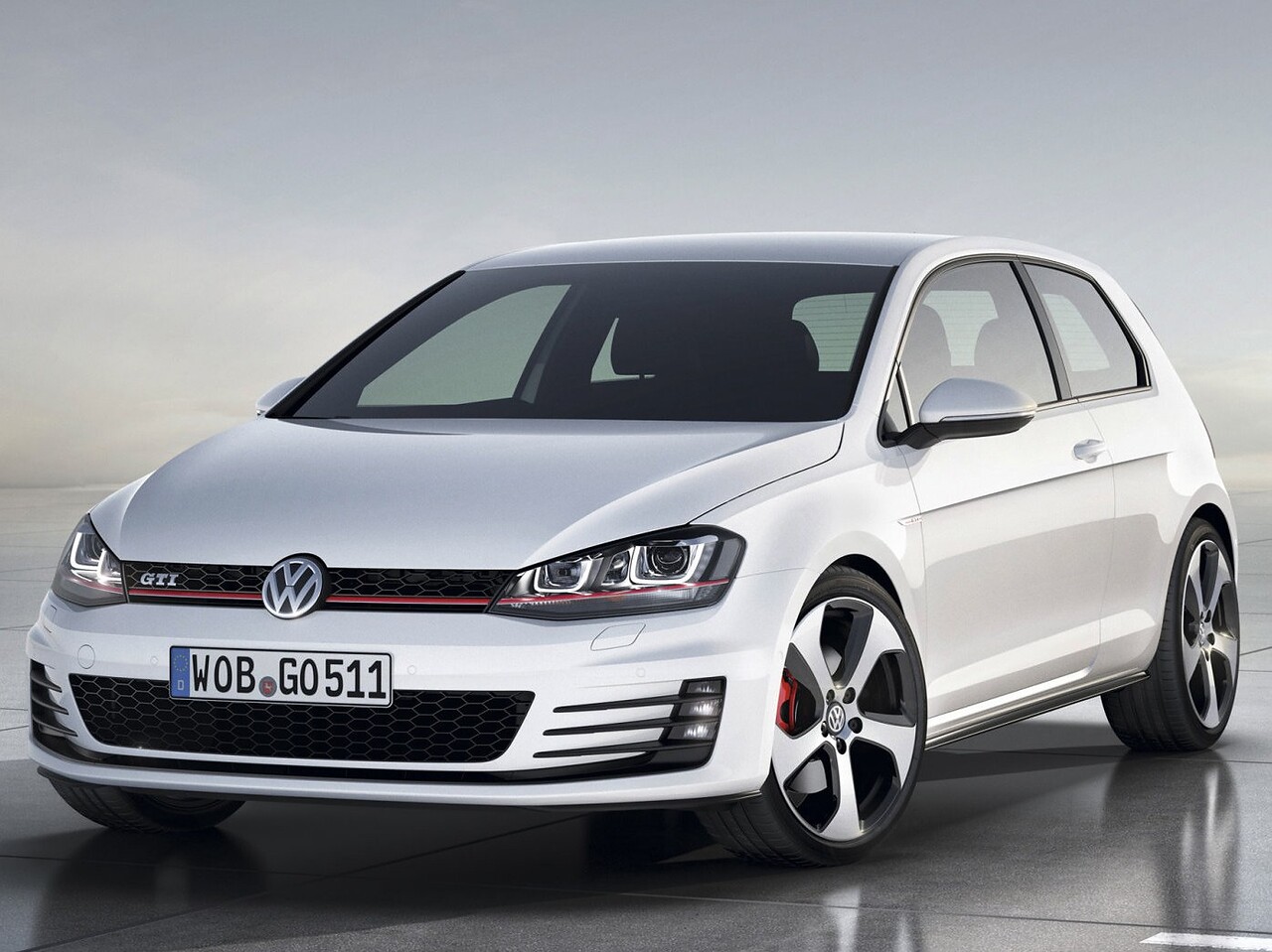 Volkswagen Golf GTI 3-дв. 2.0 TSI AT: вид спереди сбоку на сером фоне