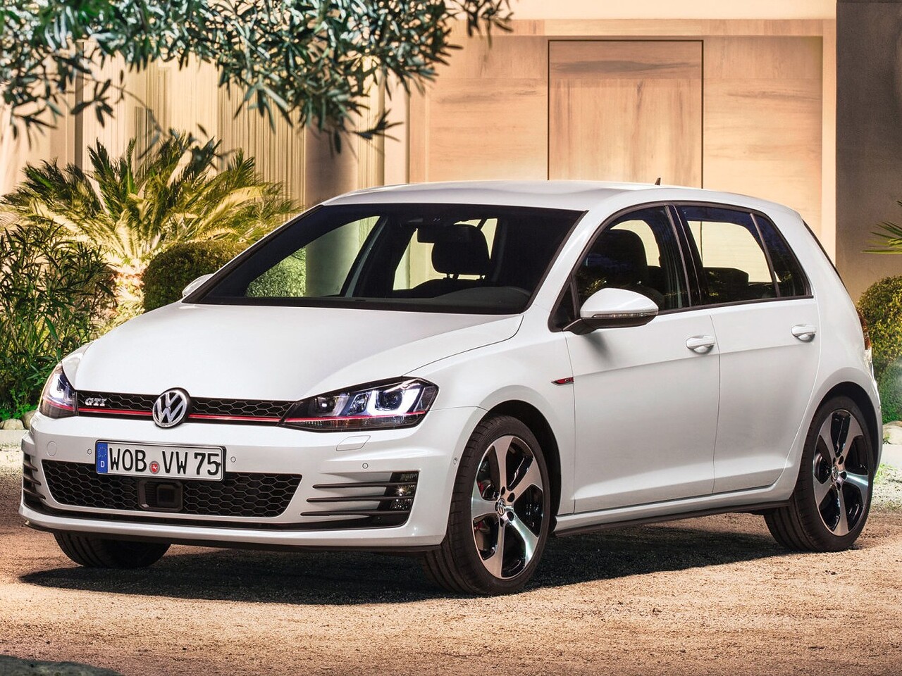 Volkswagen Golf GTI 5-дв. 2.0 TSI AT: вид спереди сбоку на гравии