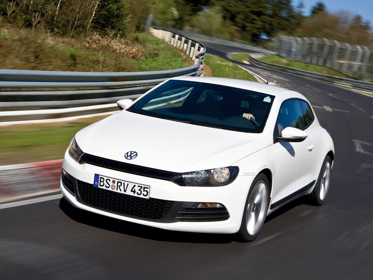 Volkswagen Scirocco (III поколение, 2008 - 2016 г.в.): вид спереди сбоку в движении