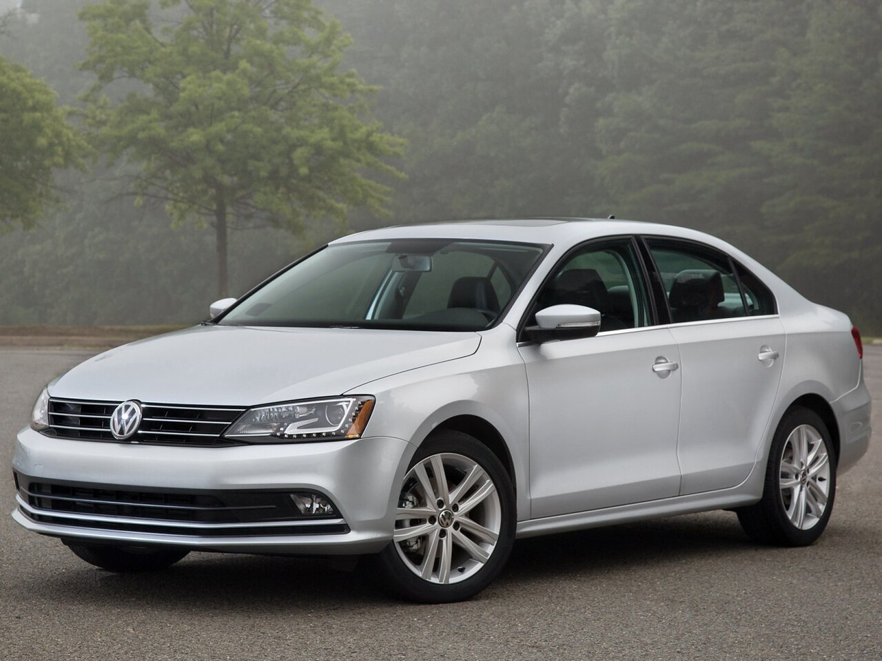 Volkswagen Jetta (VI поколение рестайлинг, 2015 - 2019 г.в.): вид спереди сбоку в тумане