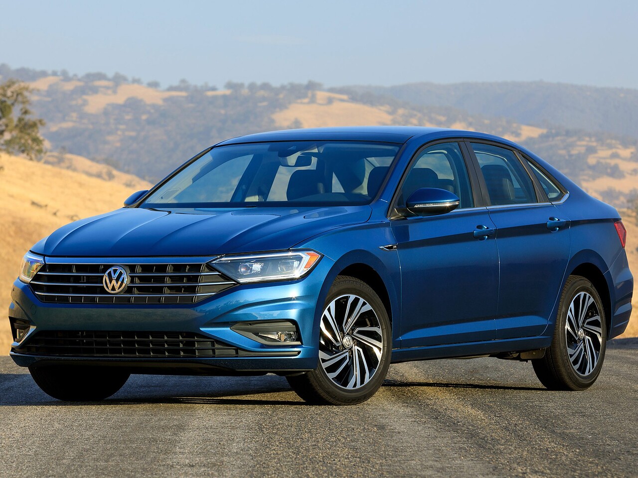 Volkswagen Jetta седан (VII поколение, 2018 - 2022 г.в.): вид спереди сбоку на дороге