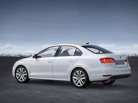 Volkswagen Jetta седан 1.6 AT Comfortline: вид сбоку на сером фоне