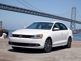 Volkswagen Jetta седан 1.6 AT Comfortline: вид спереди сбоку у моста