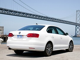 Volkswagen Jetta седан 1.6 AT Comfortline: вид сзади сбоку у моста