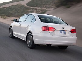 Volkswagen Jetta седан 1.6 AT Comfortline: вид сзади сбоку в движении