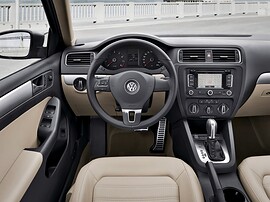 Volkswagen Jetta седан 1.6 AT Comfortline: торпедо и руль