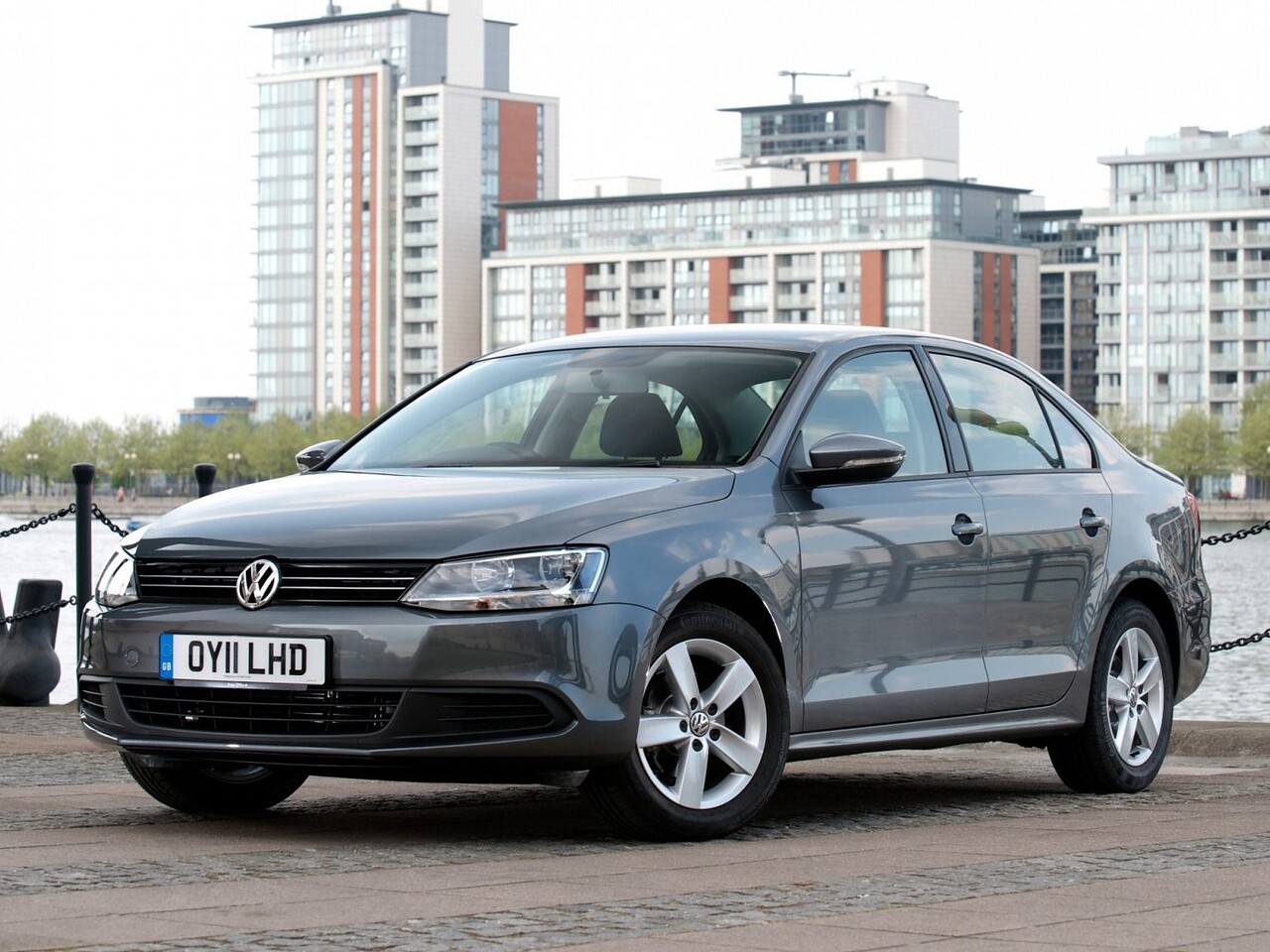 Volkswagen Jetta седан 1.6 AT Comfortline: вид спереди сбоку в городе