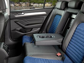 Volkswagen Passat седан (B8 рестайлинг, 2019 - 2022 г.в.): Задний ряд сидений, подлокотник