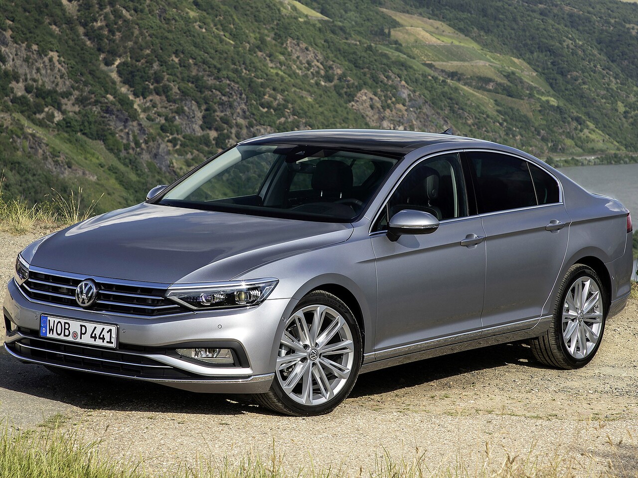 Volkswagen Passat седан (B8 рестайлинг, 2019 - 2022 г.в.): Три четверти спереди на горной дороге