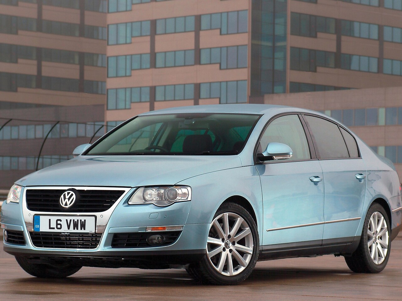 Volkswagen Passat седан 2.0 FSI MT Highline (3C23GM): Три четверти спереди у офисного здания