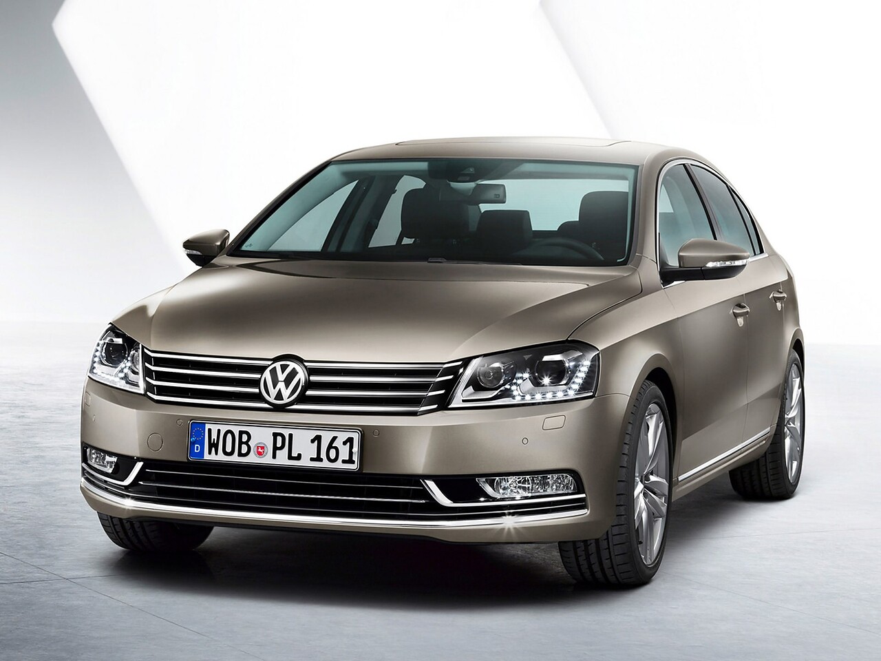 Volkswagen Passat седан (B7, 2010 - 2015 г.в.): Три четверти спереди на сером фоне