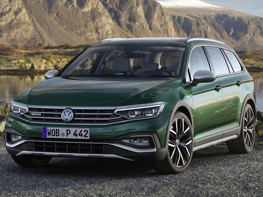 Volkswagen Passat универсал (B8 рестайлинг, 2019 - 2022 г.в.): Три четверти спереди на гравии у гор