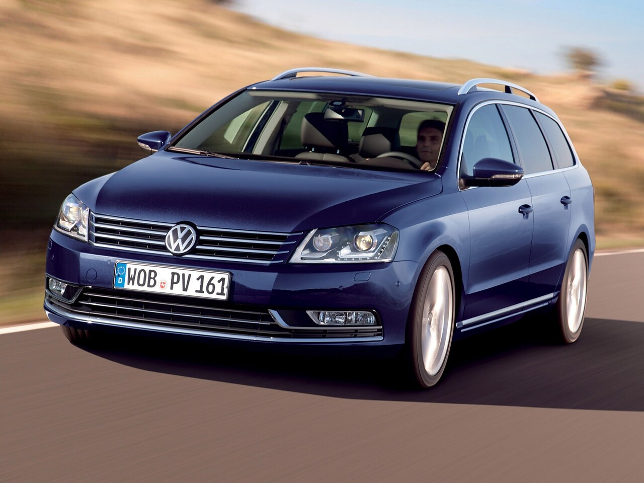 Volkswagen Passat универсал 2.0 TDI AT Highline: Три четверти спереди в движении