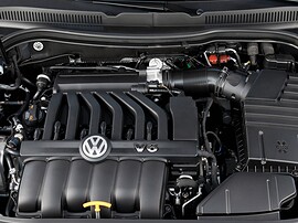 Volkswagen Passat CC 1.8 TSI MT: Моторный отсек