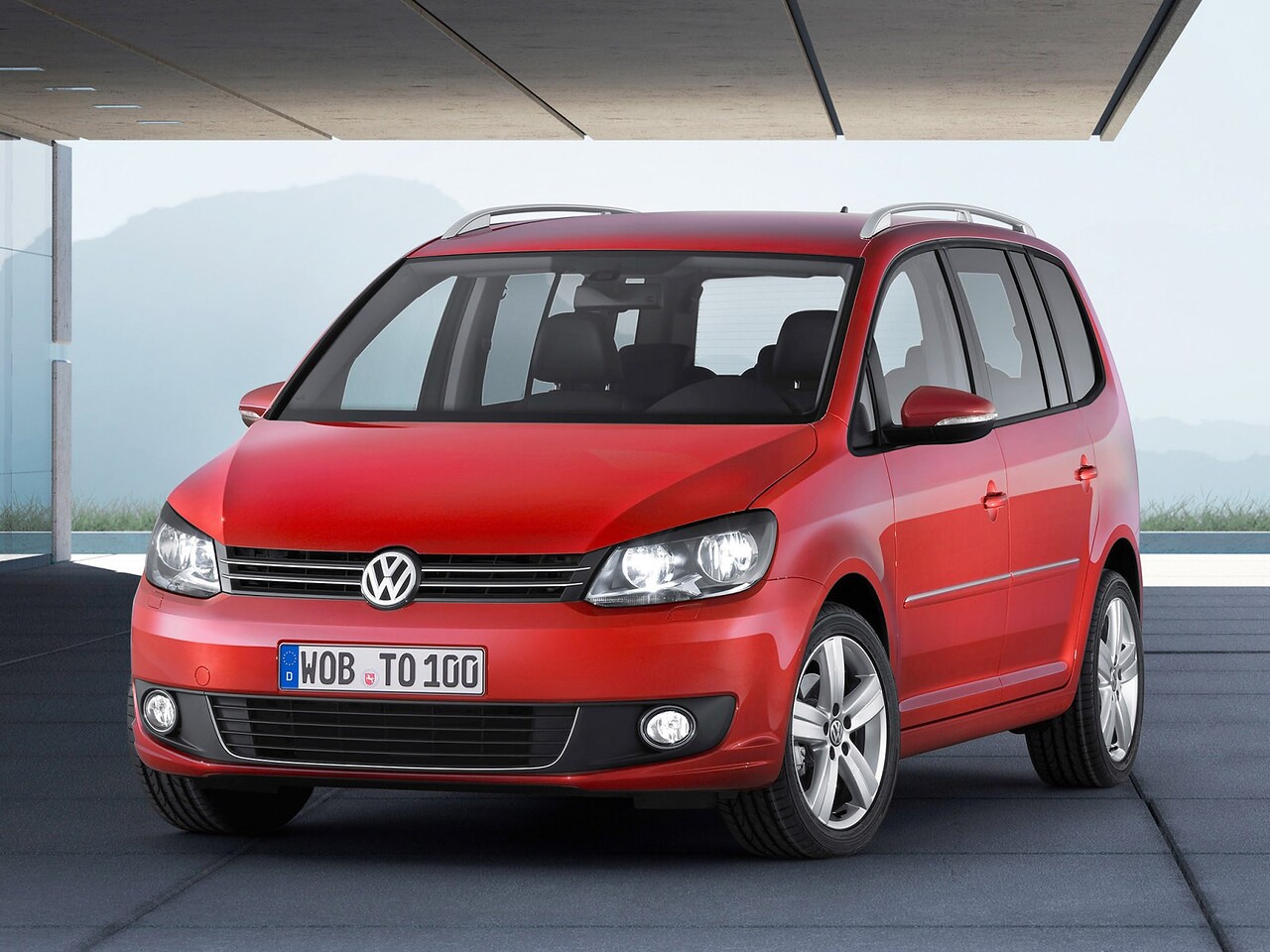 Volkswagen Touran (III поколение, 2010 - 2015 г.в.): Три четверти спереди на сером фоне