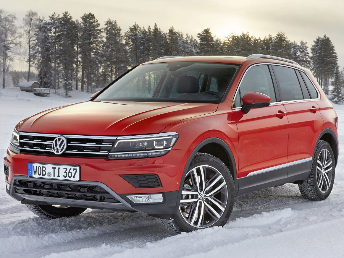 Volkswagen Tiguan (II поколение, 2016 - 2021 г.в.): Три четверти спереди на снегу