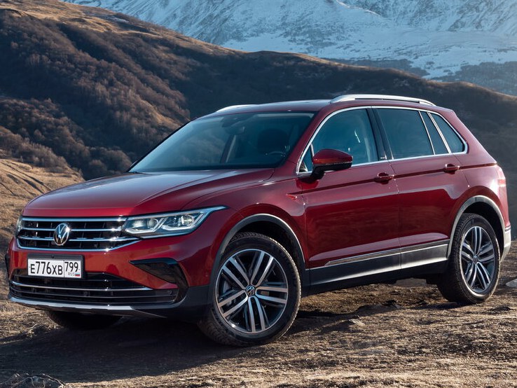 Volkswagen Tiguan 1.4 (150 л.с.) AT Respect: Три четверти спереди на гравии у гор