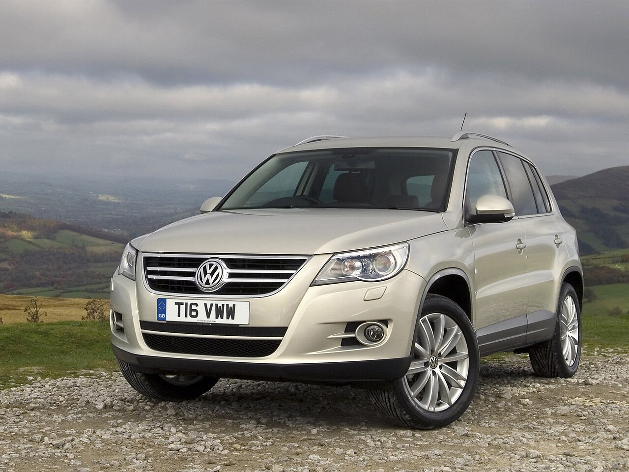 Volkswagen Tiguan (I поколение, 2007 - 2011 г.в.): Три четверти спереди на гравии