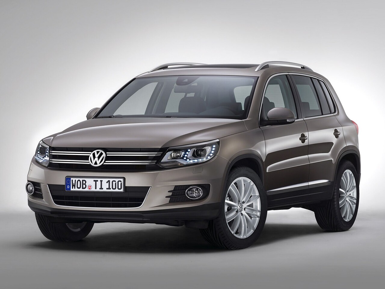 Volkswagen Tiguan (I поколение рестайлинг, 2011 - 2016 г.в.): Три четверти спереди на сером фоне