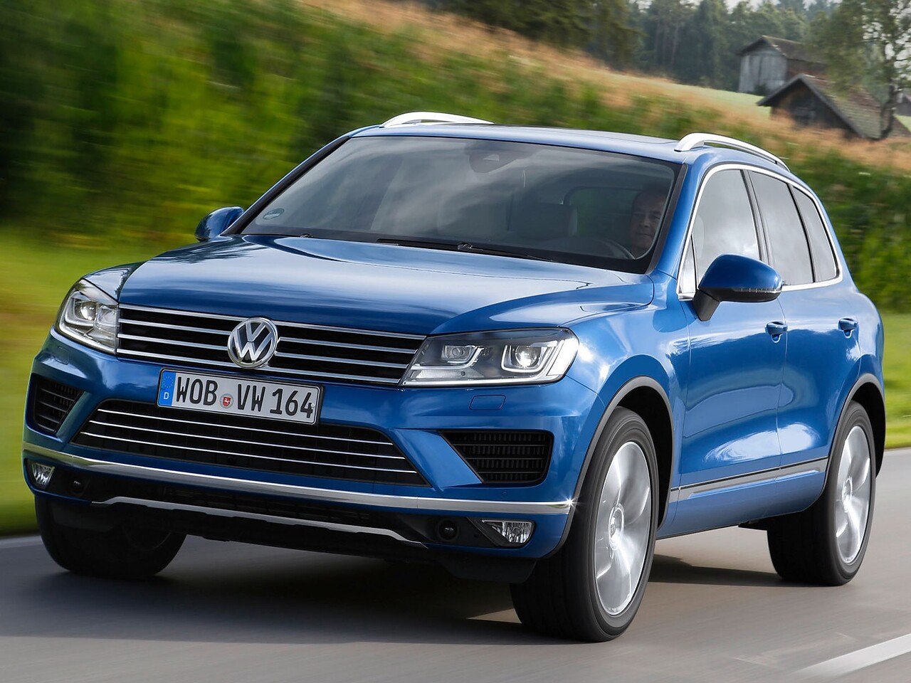 Volkswagen Touareg (II поколение рестайлинг, 2014 - 2018 г.в.): Три четверти спереди на горной дороге