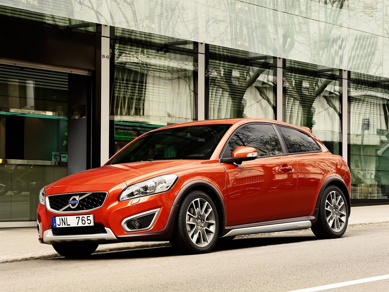 Volvo C30 2.0 AT Summum: Три четверти спереди у стеклянного здания