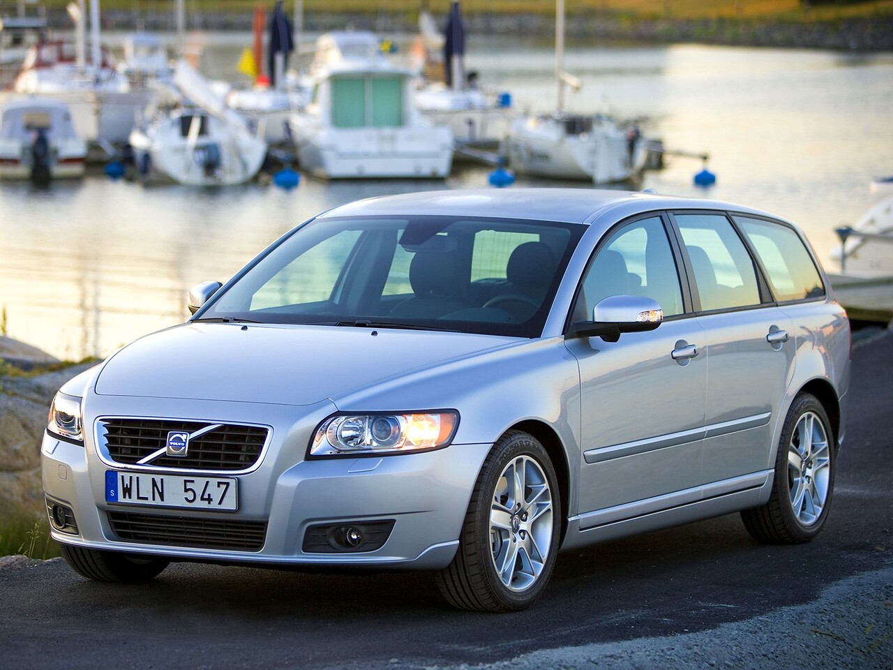 Volvo V50 (I поколение, 2003 - 2012 г.в.): Три четверти спереди у причала