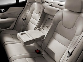 Volvo S60 (III поколение, 2018 - 2022 г.в.): Задний ряд с опущенным подлокотником