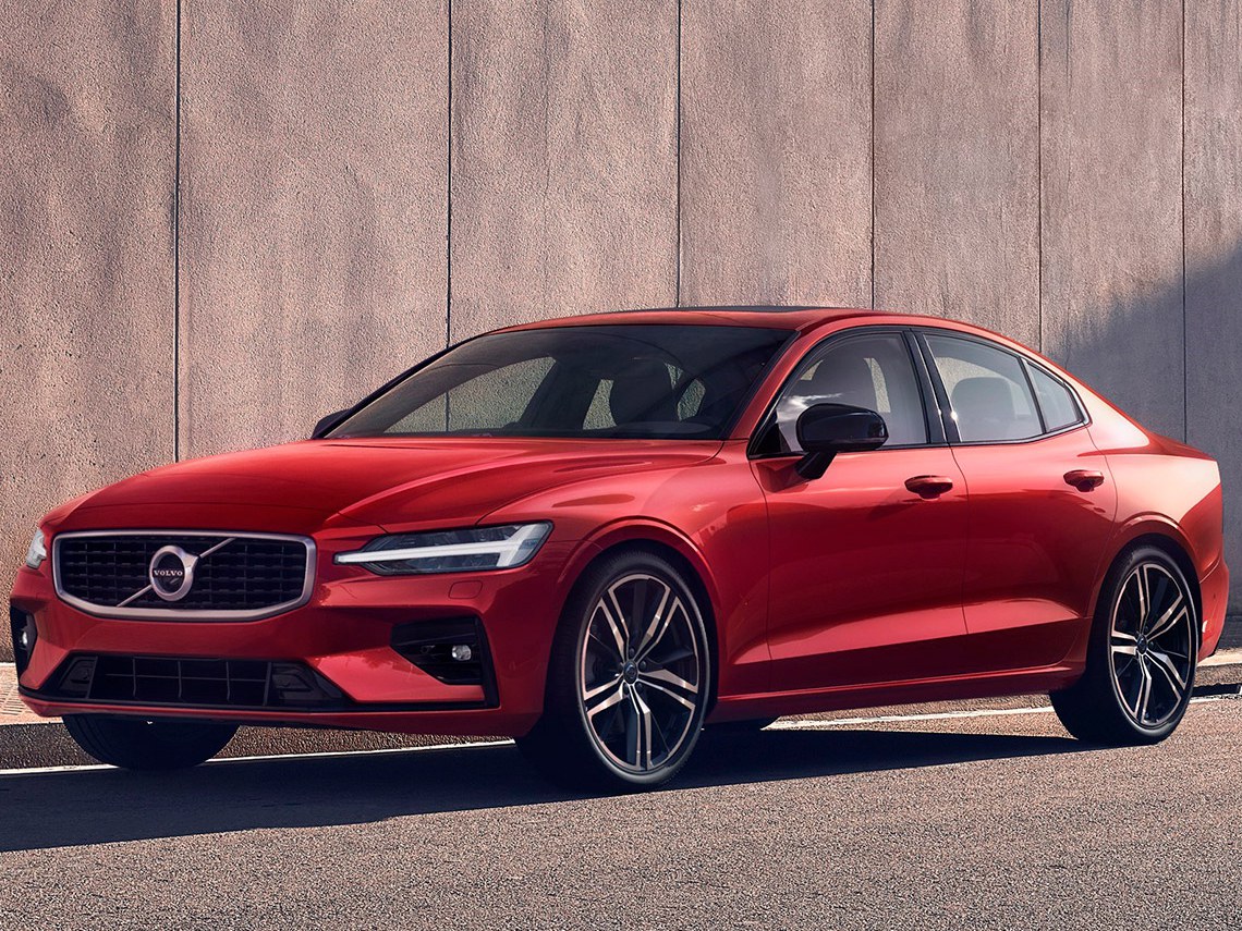 Volvo S60 (III поколение, 2018 - 2022 г.в.): Три четверти спереди у бетонной стены