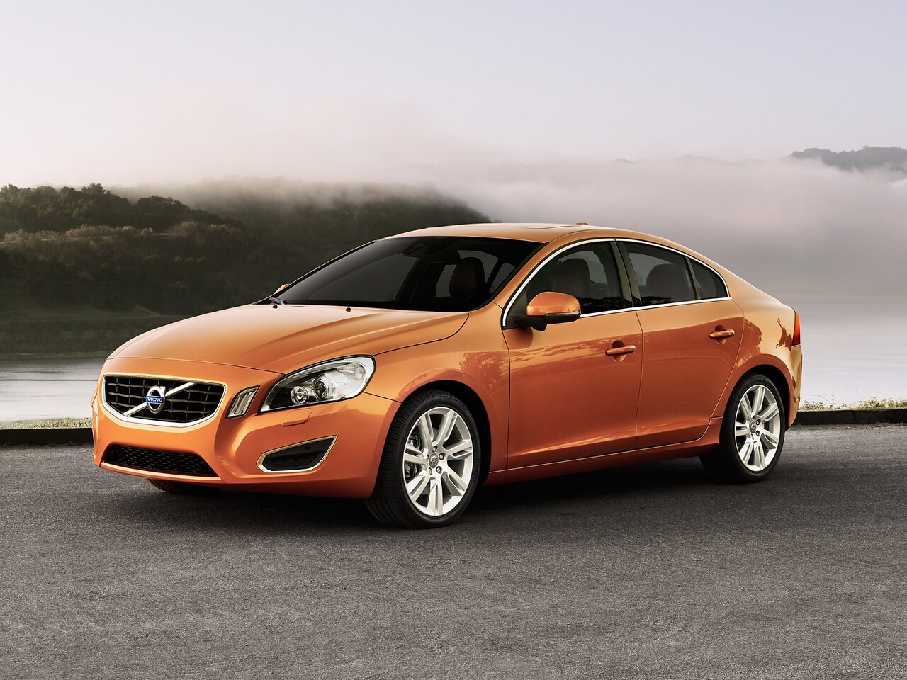 Volvo S60 3.0 T6 4x4 AT R-Design: Три четверти спереди в тумане
