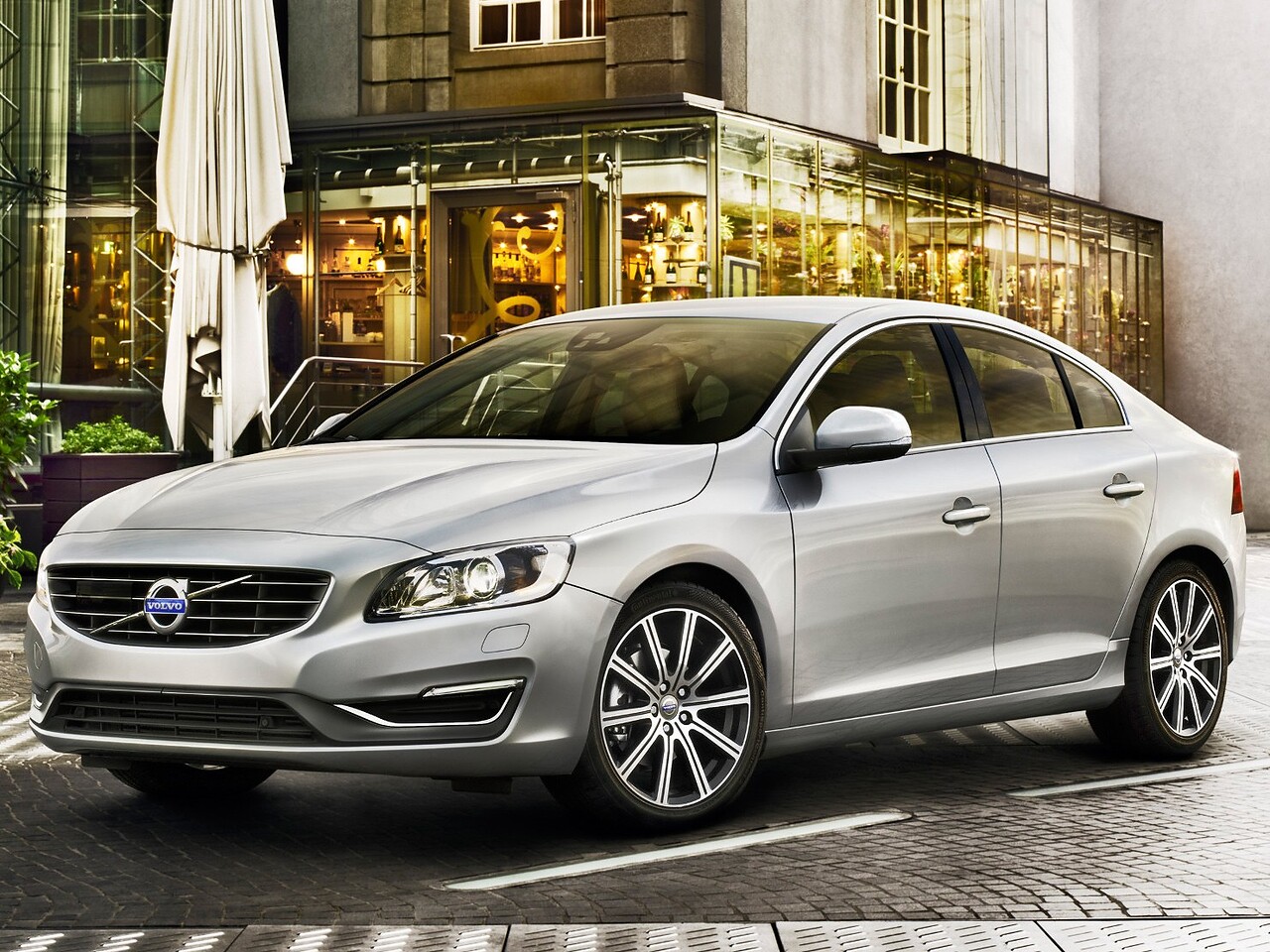Volvo S60 (II поколение рестайлинг, 2013 - 2018 г.в.): Три четверти спереди на городской улице