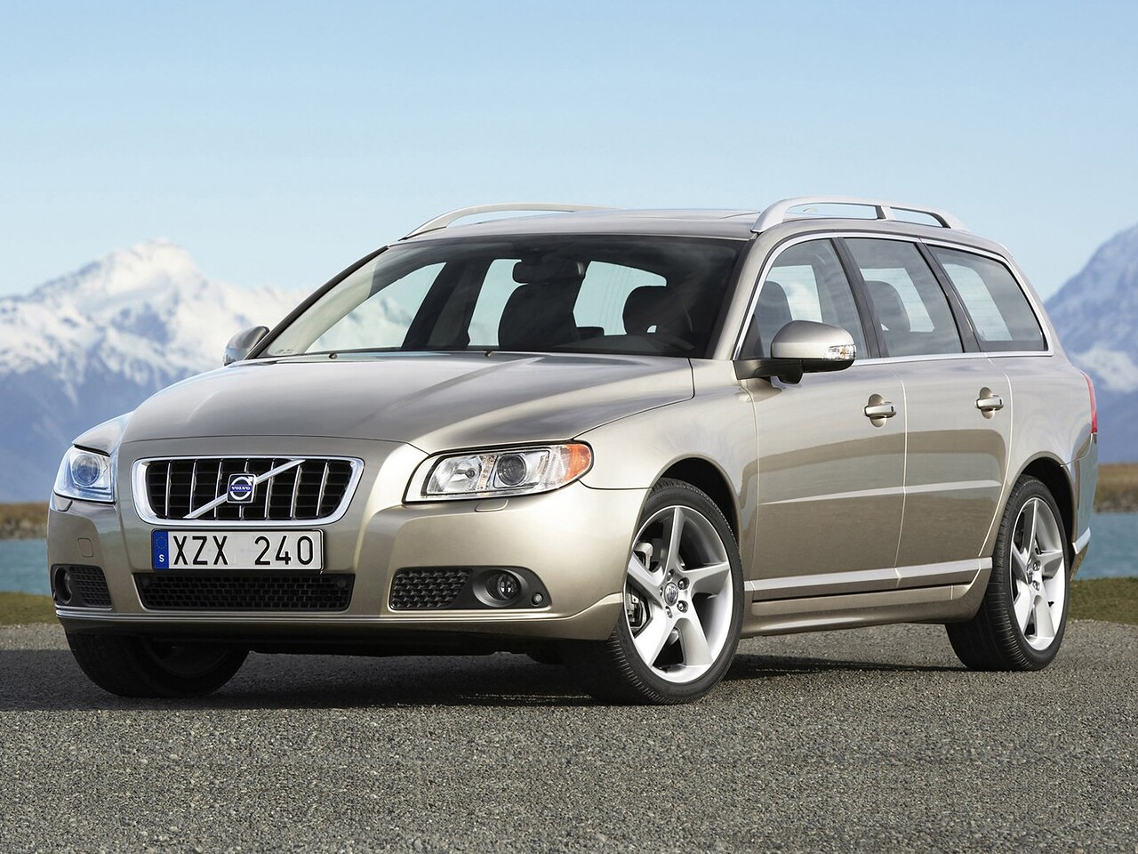 Volvo V70 2.0 D3 MT Momentum: Три четверти спереди с горами на фоне