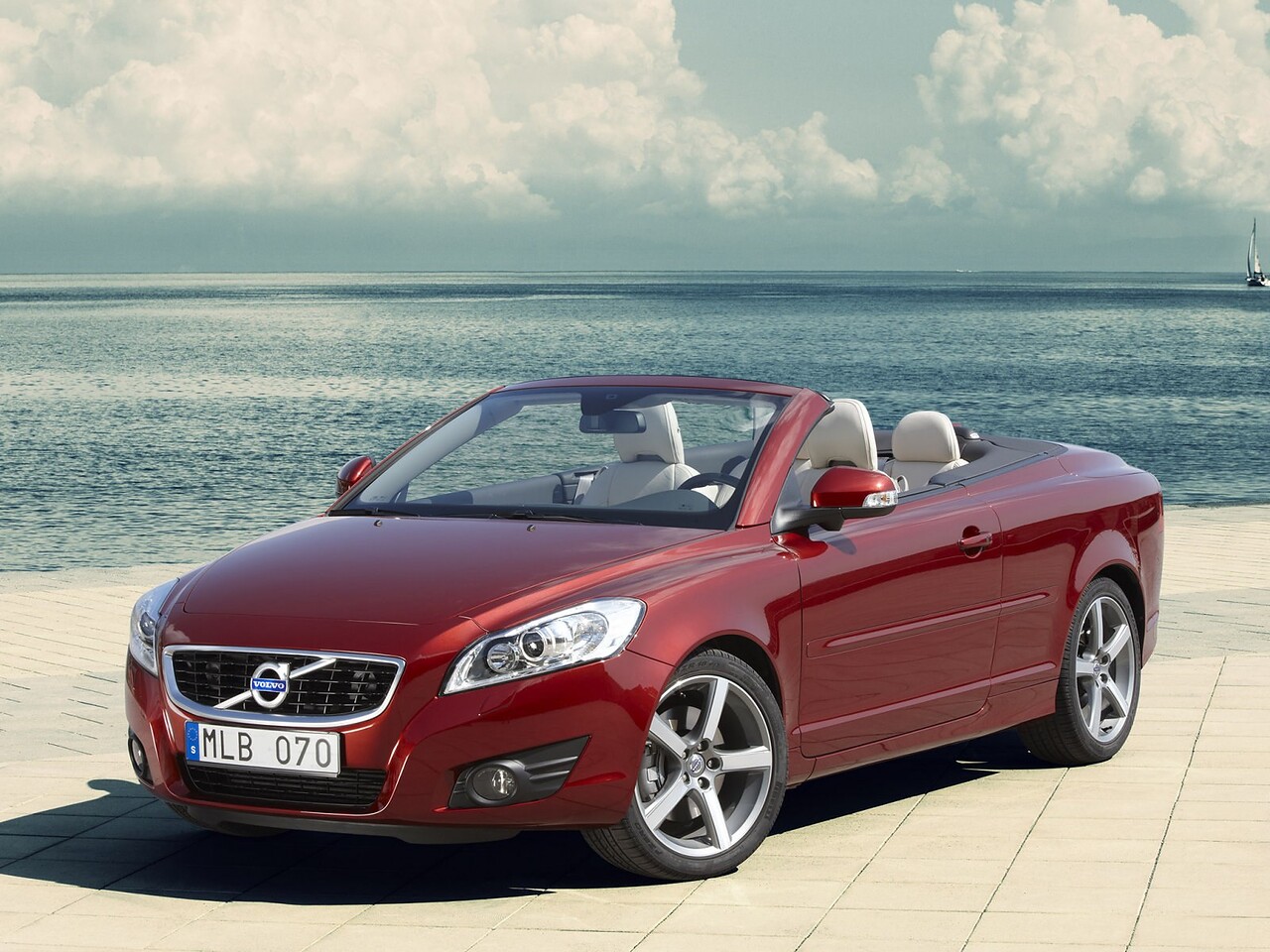 Volvo C70 (II поколение рестайлинг, 2009 - 2014 г.в.): Три четверти спереди с открытым верхом у моря