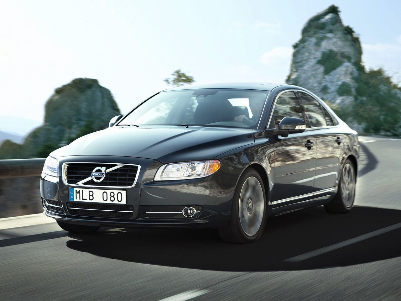 Volvo S80 (II поколение, 2006 - 2013 г.в.): Три четверти спереди на прибрежной дороге