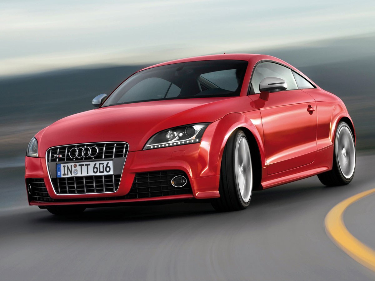 Audi TT S купе 2.0 TFSI quattro AT: вид спереди сбоку в движении