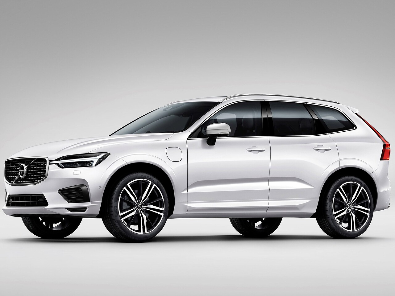 Volvo XC60 (II поколение, 2017 - 2021 г.в.): Три четверти спереди на студийном фоне