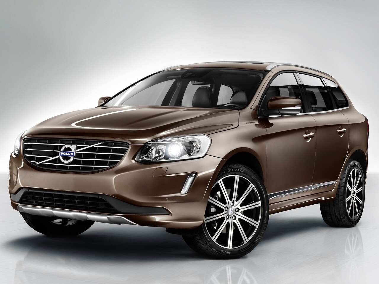 Volvo XC60 (I поколение рестайлинг, 2013 - 2017 г.в.): Три четверти спереди на студийном фоне