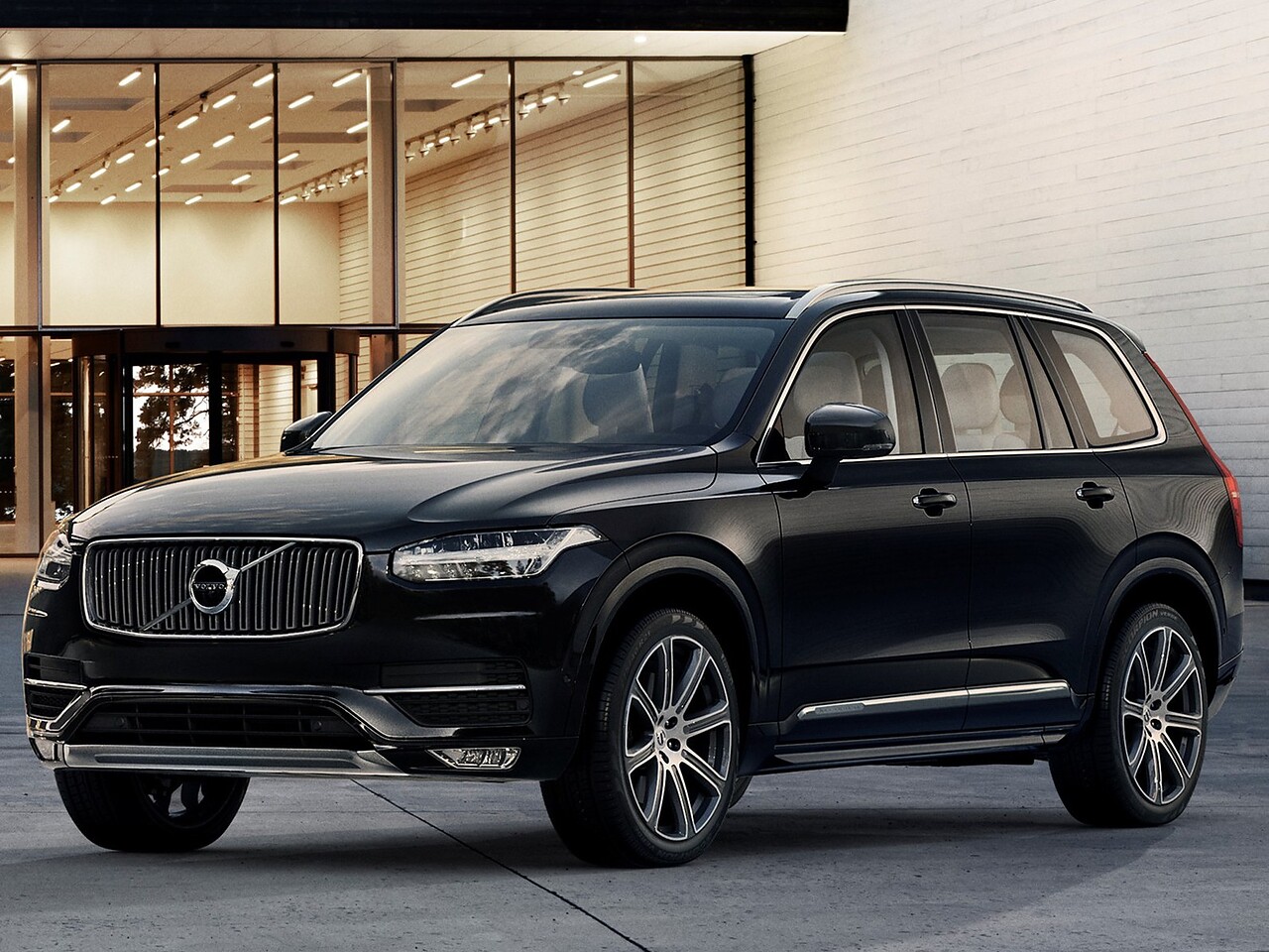 Volvo XC90 2.0d AT R-Design (5 мест): Три четверти спереди у современного здания