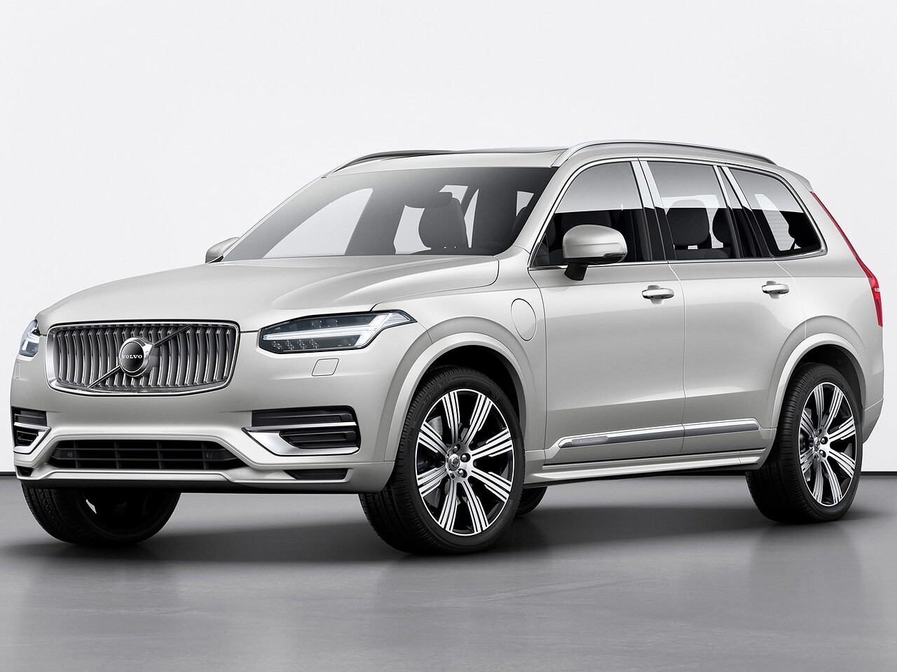Volvo XC90 (II поколение рестайлинг, 2019 - 2022 г.в.): Три четверти спереди на студийном фоне