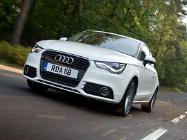 Audi A1 хэтчбек 3-дв. 1.4 TFSI AT Attraction: Три четверти спереди в движении на дороге