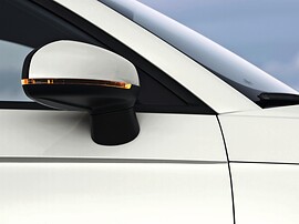 Audi A1 хэтчбек 3-дв. 1.4 TFSI AT Attraction: Крупный план зеркала с повторителем